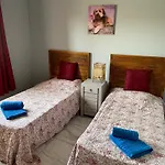 Private - Sleeps 6 - Heated Pool - Air Con