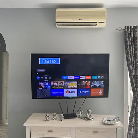 Private - Sleeps 6 - Heated Pool - Air Con