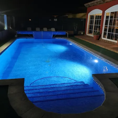 Villa Private - Sleeps 6 - Heated Pool - Air Con *
