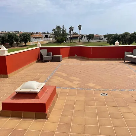 Private - Sleeps 6 - Heated Pool - Air Con