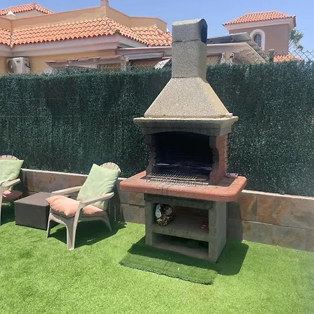 Villa Private - Sleeps 6 - Heated Pool - Air Con