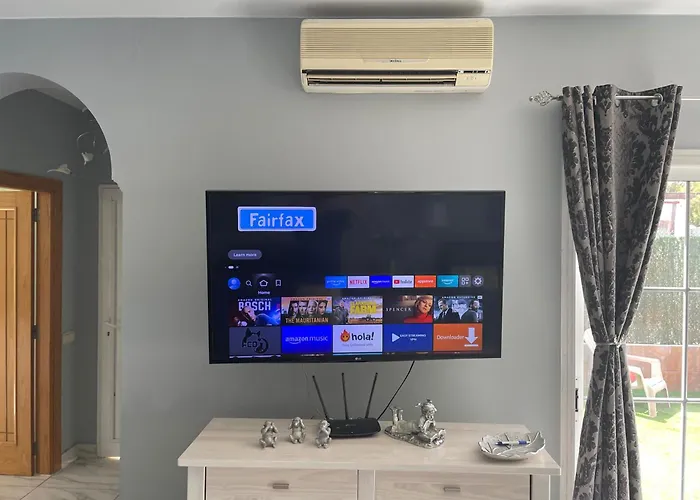 Private - Sleeps 6 - Heated Pool - Air Con