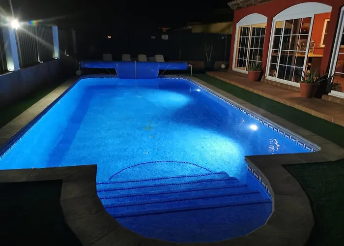 Villa Private - Sleeps 6 - Heated Pool - Air Con *