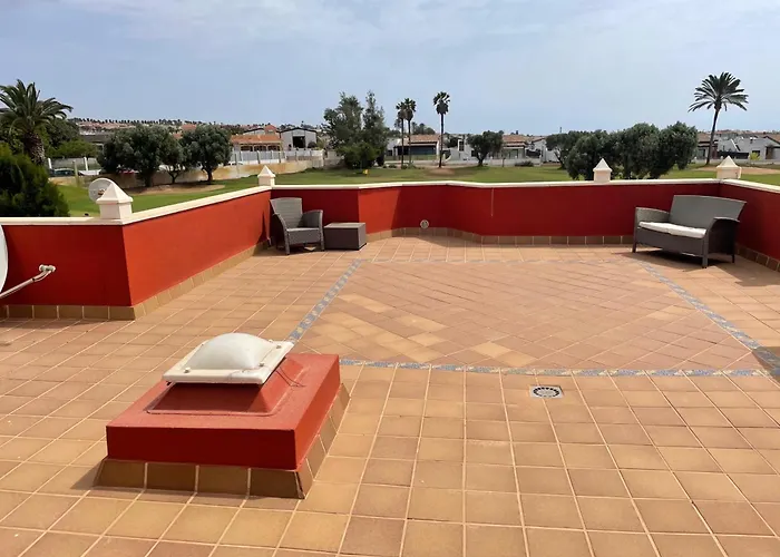 Private - Sleeps 6 - Heated Pool - Air Con