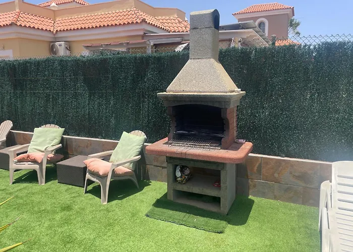 Villa Private - Sleeps 6 - Heated Pool - Air Con