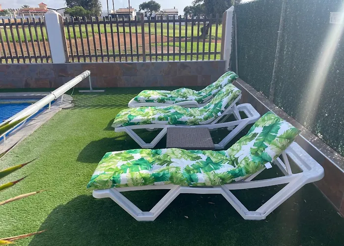 Villa Private - Sleeps 6 - Heated Pool - Air Con *